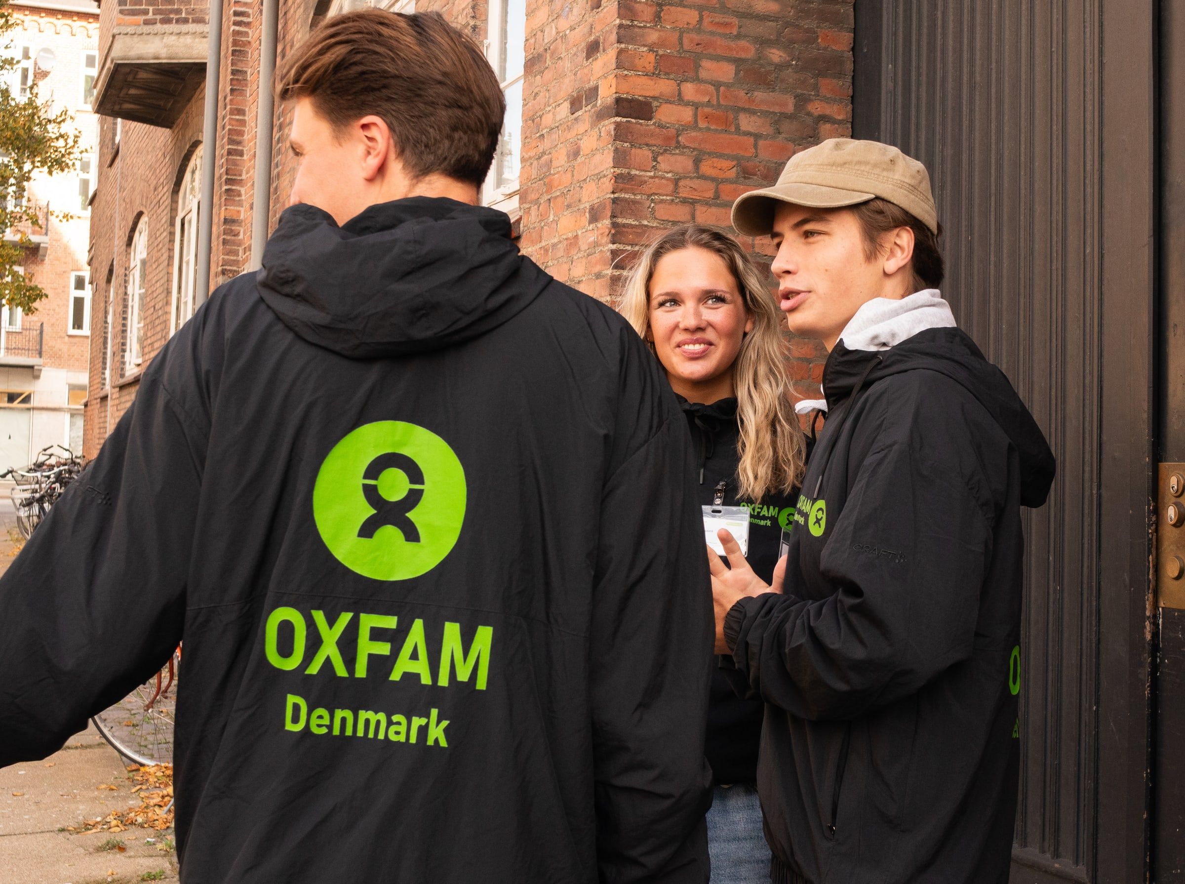 Fundraisere fra Fremtidens Fundraising i jakker med organisationens navn på ryggen