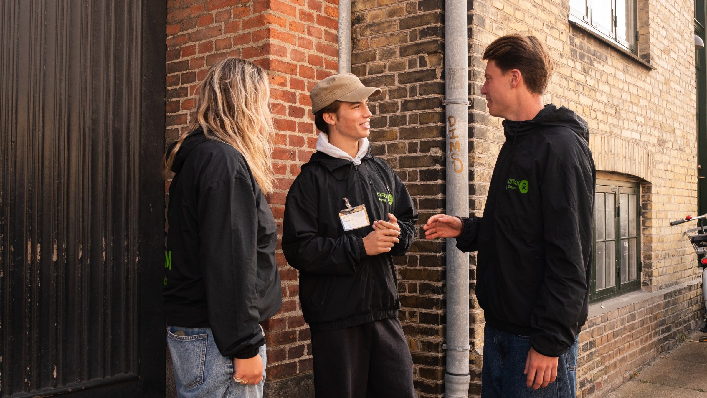 Tre fundraisere fra Fremtidens Fundraising taler sammen på gaden i København